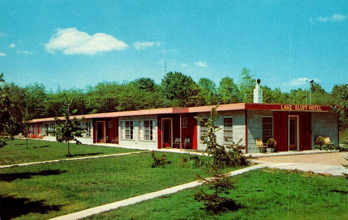 Lake Bluff Inn & Suites (Stieves 4 Season Lake Bluff Motel) - Vintage Post Card (newer photo)